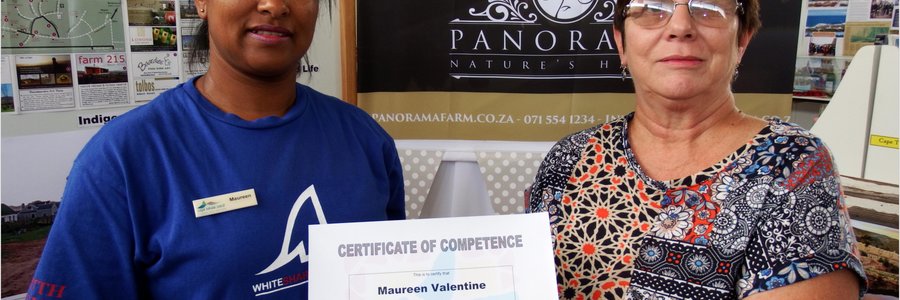 Maureen Valentine (links) ontvang haar sertifikaat van Glenda Kitley